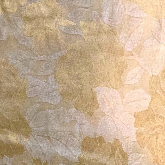 🌹 VANILLA & GOLD ROSES TABLECLOTH 68 X 50 - Picture 1 of 16